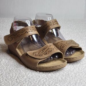 Flexus Revi Sandals Tan Women's Size 10 Spring Footwear Hook & Loop Straps